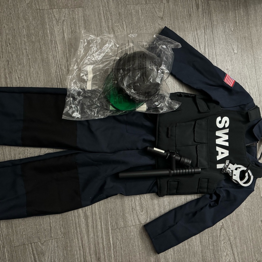 Im selling a 3 kids costume.